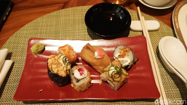 Ada juga Japanese Favourite, Dessert Station dan masih banyak lagi. Tak lupa Seafood Fish Maw Soup, Wok Fried Beef Tenderloin, Mango Sagoo Pudding, serta berbagai pilihan menu khas negeri Tirai Bambu lainnya. (Siti Fatimah/detikTravel) Ada juga Japanese Favourite, Dessert Station dan masih banyak lagi. Tak lupa Seafood Fish Maw Soup, Wok Fried Beef Tenderloin, Mango Sagoo Pudding, serta berbagai pilihan menu khas negeri Tirai Bambu lainnya. (Siti Fatimah/detikTravel)