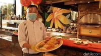 Ada juga Yee Shang. Bagi yang belum tahu, Yee Shang atau Yusheng merupakan salad dari berbagai macam sayuran berwarna-warni. Tradisi ini biasanya dilakukan saat berkumpul bersama keluarga dan diaduk dengan cara mengangkat setinggi-tingginya hingga tercampur. (Siti Fatimah/detikTravel)
