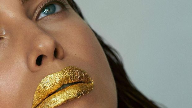 Masker bibir dari emas Irina Shayk.