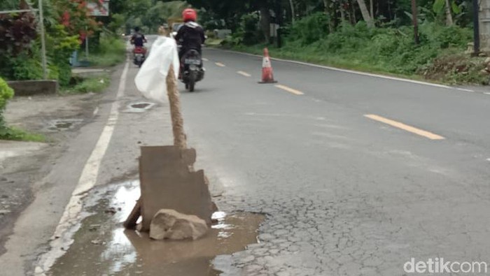 Jalan utama Pangandaran-Cijulang rusak mengancam pengendara