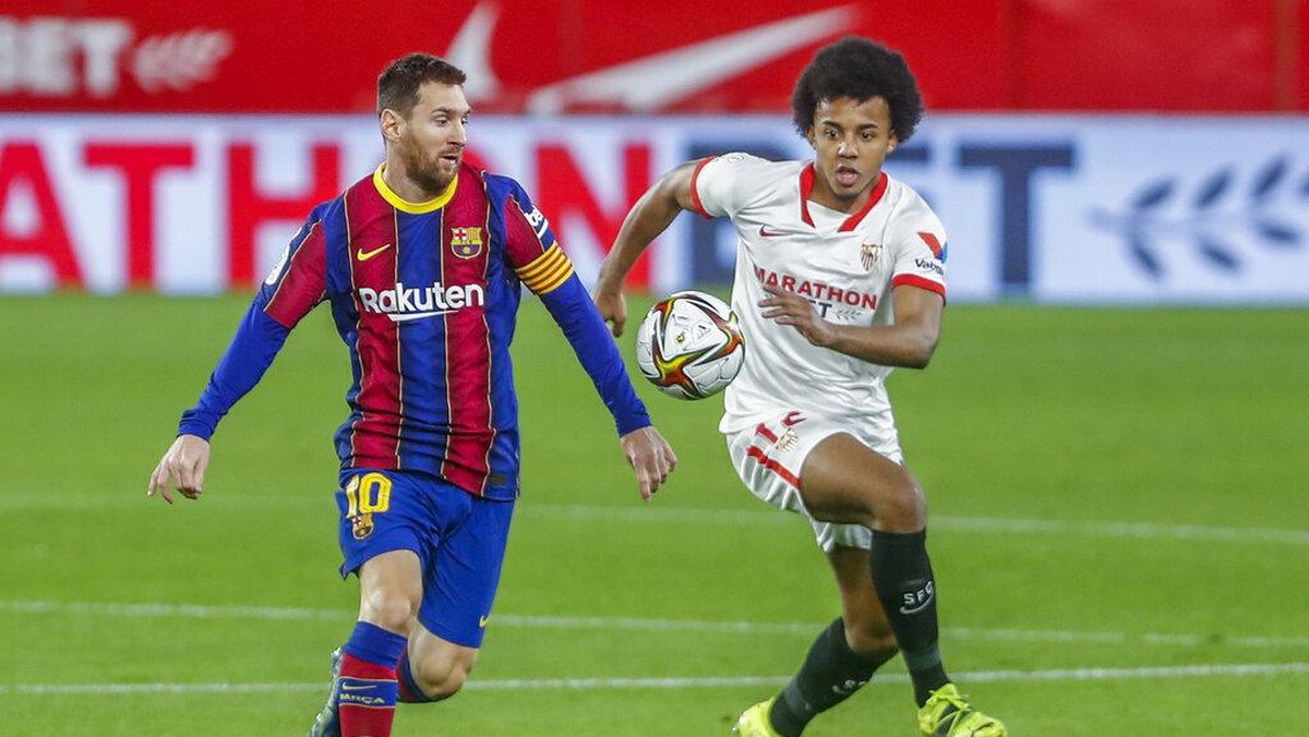 Jules Kounde sukses menaklukkan Lionel Messi (AP/Angel Fernandez)