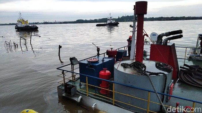 Kapal terbakar dan tenggelam di dermaga di Sambutan, Samarinda. Tiga orang dilaporkan hilang (Suriyatman/detikcom)