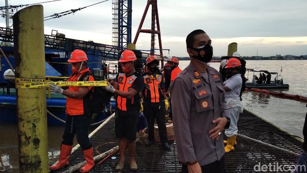 Kapal terbakar dan tenggelam di dermaga di Sambutan, Samarinda. Tiga orang dilaporkan hilang (Suriyatman/detikcom)
