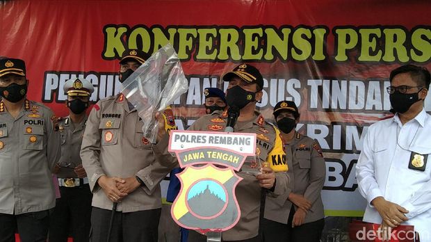 Kapolda Jateng Irjen Ahmad Luthfi menunjukkan barang bukti arit di kasus pembunuhan empat orang sekeluarga di Rembang, Kamis (11/2/2021)