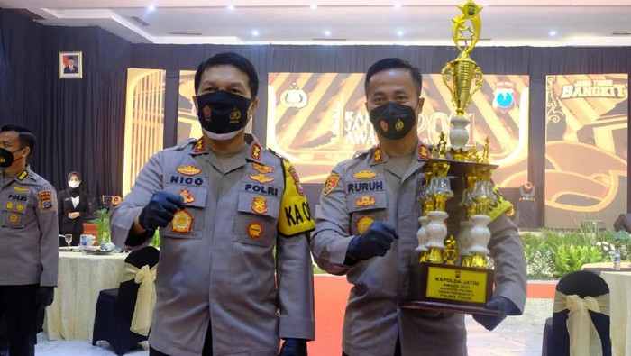 Polda Jatim menggelar Kapolda Jatim Award 2021. Polres Tuban menyabet penghargaan terbanyak.