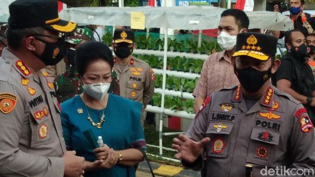 Kapolri Jenderal Listyo Sigit Prabowo meninjau kampung tangguh atau Balla Ewako di Makassar (Hermawan Mappiwali/detikcom)