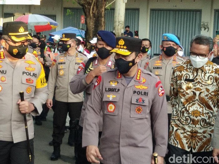 Kapolri Jenderal Listyo Sigit Prabowo meninjau kampung tangguh atau Balla Ewako di Makassar (Hermawan Mappiwali/detikcom)