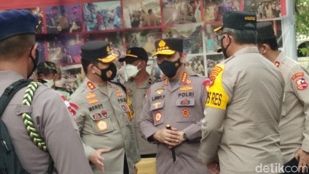 Kapolri Jenderal Listyo Sigit Prabowo meninjau kampung tangguh atau Balla Ewako di Makassar (Hermawan Mappiwali/detikcom)