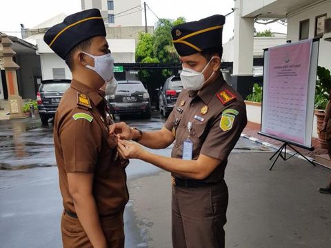 Kepala Kejaksaan Negeri Jakarta Barat, Dwi Agus Arfianto memimpin apel penyematan pin Zona Integritas Wilayah Bebas dari Korupsi (WBK).