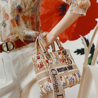 Rumah mode Dior menampilkan koleksi busana Imlek 2021 dengan motif bunga yang elegan. Foto: dok. Dior.