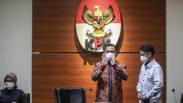 KPK-Menkes Bahas Potensi Korupsi Vaksinasi COVID-19 Ketua KPK Firli Bahuri (tengah) bersama Menteri Kesehatan Budi G Sadikin (kanan) dan Plt Jubir KPK Bidang Pencegahan Ipi Maryati memberi pernyataan pers di Gedung KPK, Jakarta, Kamis (11/2/2021).