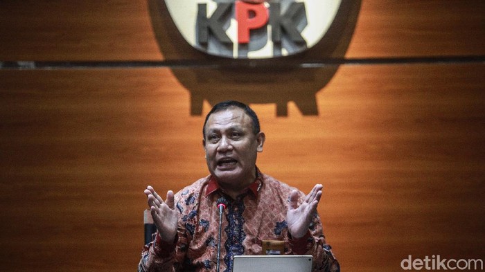 Ketua KPK Firli Bahuri (tengah) bersama Menteri Kesehatan Budi G Sadikin (kanan) dan Plt Jubir KPK Bidang Pencegahan Ipi Maryati memberi pernyataan pers di Gedung KPK, Jakarta, Kamis (11/2/2021).