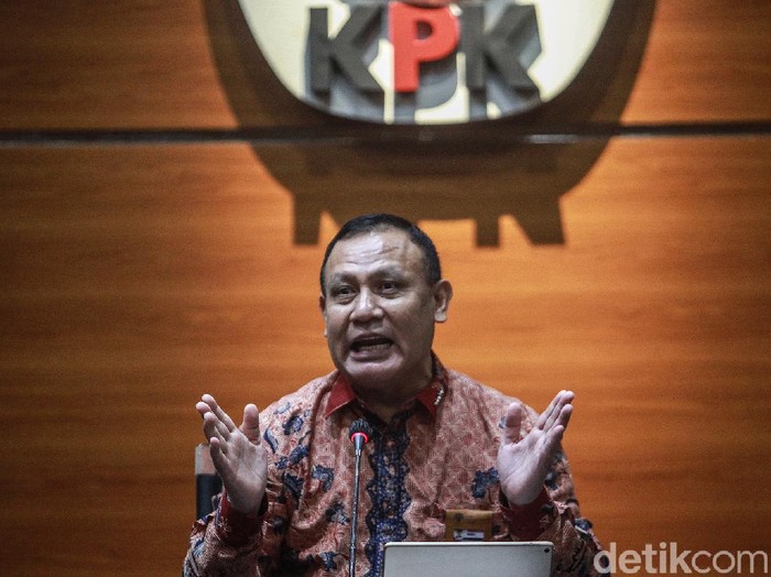 Ketua KPK Firli Bahuri (tengah) bersama Menteri Kesehatan Budi G Sadikin (kanan) dan Plt Jubir KPK Bidang Pencegahan Ipi Maryati memberi pernyataan pers di Gedung KPK, Jakarta, Kamis (11/2/2021).