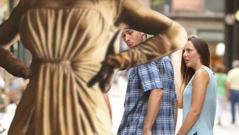 Kali ini bukan ke gadis memakai dress merah, perhatian sang lelaki tertuju pada Lady Dimitrescu. Foto: via The Gamer