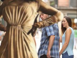 Meme Vampir Seksi Lady Dimitrescu Menyerbu Medsos