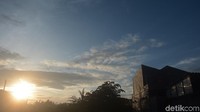 Jelang Tahun Baru Imlek, cuaca di Depok terlihat cukup cerah.