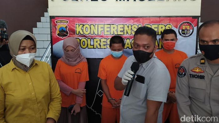 Mahasiswa sejoli dan dukun aborsi di Magelang saat jumpa pers di Polres Magelang, Kamis (11/2/2021)