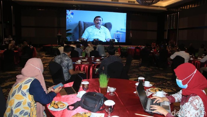 Menko Luhut Ajak Warga Banyuwangi Galakkan Gerakan Berwisata di Indonesia