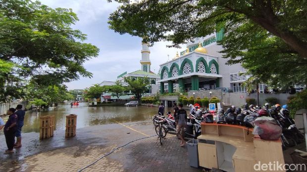 Mobil dan motor korban banjir yang masih berada di RSI Sultan Agung Semarang