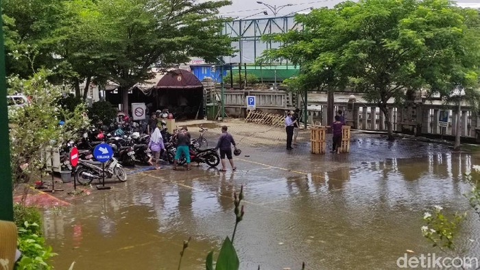 Mobil dan motor korban banjir yang masih berada di RSI Sultan Agung Semarang