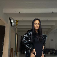 Sebagai model, Kasia Lenhardt pernah muncul di beberapa majalah fashion ternama. Ia juga membintangi iklan produk lingerie Rihanna, Savage x Fenty. (Foto: Instagram/@kasia_lenhardt)