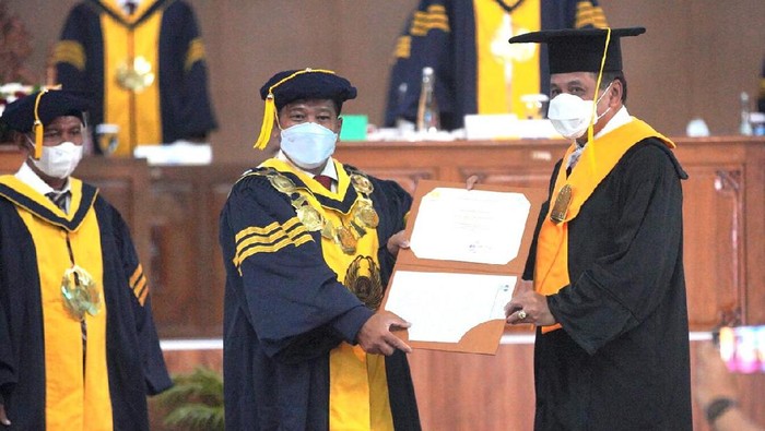 Nurdin Halid menerima gelar kehormatan Doktor Honoris Causa dari Universitas Negeri Semarang (Unnes), Kamis (11/2/2021)