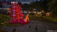 Taman di pusat perbelanjaan itu bernuansa Imlek degan adanya hiasan naga lengkap dengan rumah berwarna pink.