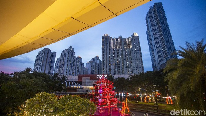 Sejumlah pengunjung beraktivitas di Central Park, Jakarta, Rabu (10/2/2021). Menjelang hari raya Imlek ornamen bernuansa merah mulai menghiasi di kawasan ini.