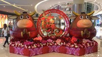 Selain lampion, ornamen kerbau juga menghiasi pusat perbelanjaan tersebut.