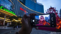 Pengunjung yang datang tak lupa mengabadikan momen di ornamen Imlek tersebut.
