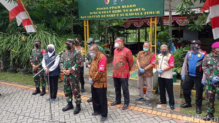 Panglima TNI Marsekal TNI Hadi Tjahjanto meninjau kampung tangguh zona hijau di Surabaya. Kampung tangguh itu ada di RW 05, Kelurahan Kedung Baruk, Kecamatan Rungkut, Surabaya.