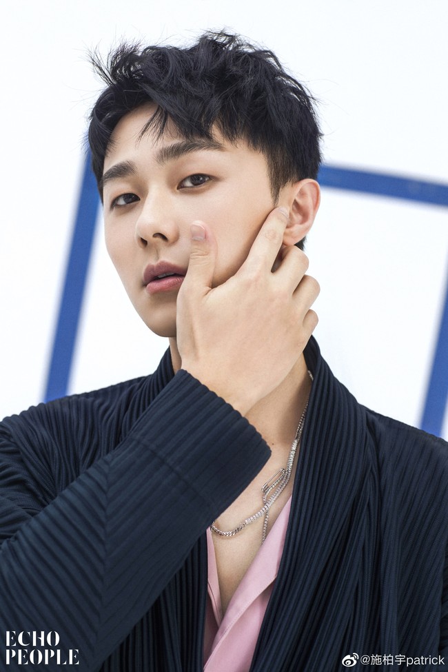 Patrick Shih lahir pada 9 Agustus 1996. ‘Kembaran’ Park Seo Joon ini masih berusia 25 tahun dan memulai debut akting pada 2016 lewat drama Golden Darling. Foto: dok. Weibo