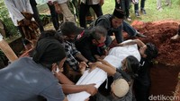 Sejumlah keluarga dan kerabat datang menghadiri pemakaman Yuri Anurawan. (Foto: Palevi/detikcom) 