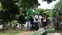 Pada Kamis (11/2/2021) Yuri Anurawan dimakamkan di TPU Gandaria Tengah. (Foto: Palevi/detikcom) 