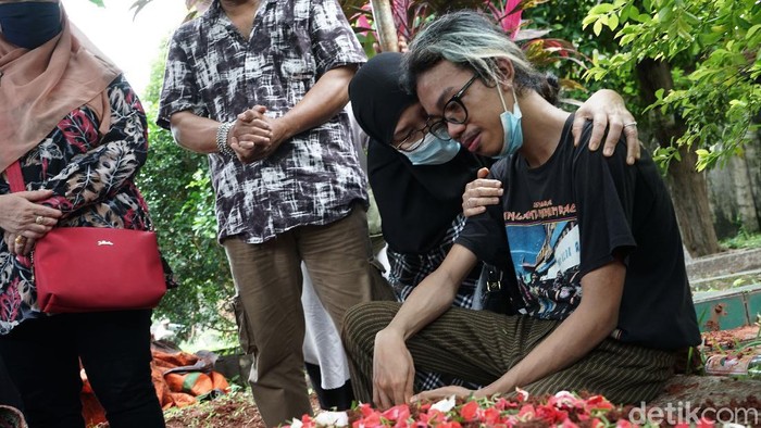 Sejumlah keluarga dan kerabat saat menghadiri pemakaman personil OM PMR, Yuri Anurawan di TPU Gandaria Tengah, Jakarta, Kamis, (11/2/2021).