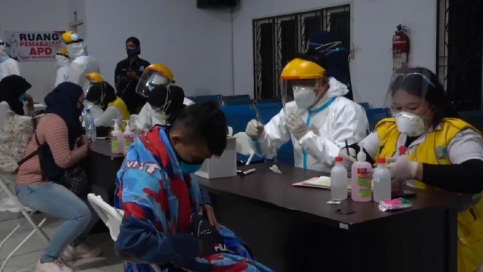Pemkab Batu Bara memulangkan 221 warganya yang sudah tak bekerja lagi di Malaysia akibat pandemi COVID-19 (dok. Istimewa)