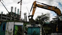 Pihak Jakpro mulai menggunakan alat berat untuk menghancurkan bangunan rumahuntuk mempercepat pembagunan Jakarta International Stadium (JIS).