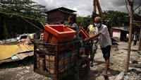 Sejumlah warga mengangkut barang-barangnya di tengah penertiban di Kampung Bayam, Papanggo, Jakarta Utara.
