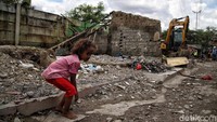 Penertiban bangunan itu menjadi tontonan anak-anak yang tinggal di sekitar lokasi.