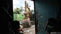 Ekskavator menertibkan bangunan di Kampung Bayam, Papanggo, Jakarta Utara, Kamis (11/2/2021).