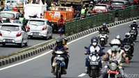 Dia mengamen di atas pembatas Jalan Abdullah Syafei.
