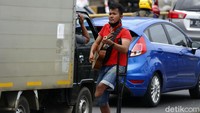 Pengamen difabel mengais rupiah di Jalan Abdullah Syafei, Kampung Melayu, Jakarta, Kamis (11/2/2021).