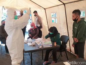 Polisi Tes Rapid Antigen Pengendara di Ciamis Jelang Libur Imlek