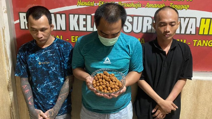 Upaya penyelundupan pil koplo terjadi di Rutan Klas I Surabaya di Medaeng, Sidoarjo. Barang terlarang itu dimasukan ke dalam bumbu pecel