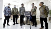 Direktur Jaringan & Retail Banking Aquarius Rudianto, Komisaris PT Bhumi Rantau Energi Indro Hananto (nasabah),  Direktur Utama Bank Mandiri Darmawan Junaidi, Vice President Director PT Metropolitan Kentjana Tbk. Jeffri Sandra Tanudjaja  (nasabah),  Direktur IT Bank Mandiri Rico Usthavia Frans dalam peresmian cabang edu-branch Pondok Indah Mall (PIM) 1, di Jakarta, Kamis (11/2).