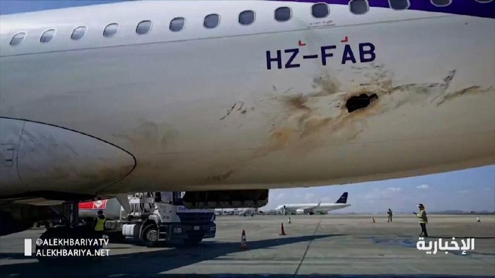 Pesawat Sipil di Arab Saudi Diserang Houthi hingga Terbakar