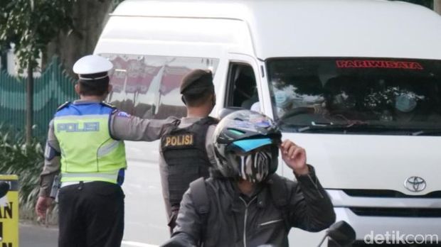 Petugas melakukan tes antigen kepada pengendara di perbatasan Jateng-DIY di Prambanan, Klaten, Kamis (11/2/2021).