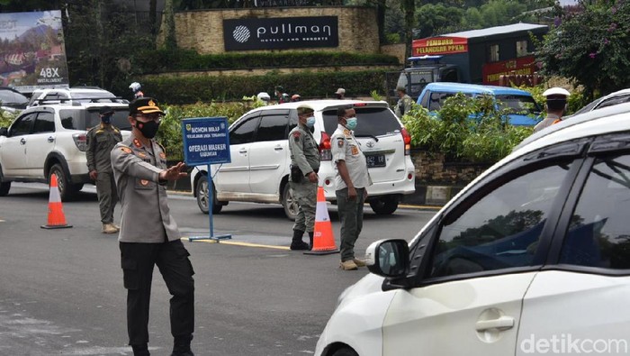 Petugas mengatur lalu lintas di kawasan Puncak Bogor.