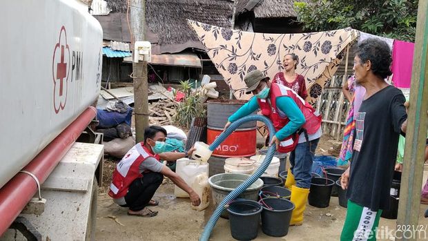PMI bagikan air bersih untuk warga di Hulu Sungai Tengah (M RIsanta/detikcom)