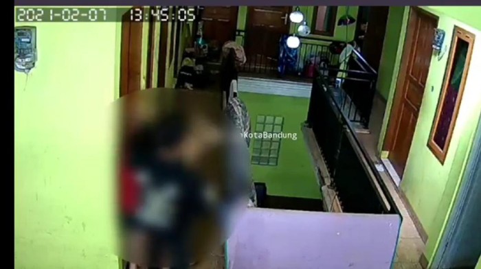 Pria pukul wanita di Bandung terekam CCTV